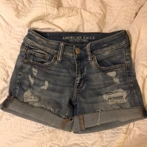 ☀️American Eagle☀️ midi distressed jean shorts